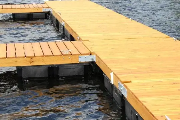 This 8-pack Dock Hinge Bolt with Nylock Nut securely connects your dock’s brackets and planks for sturdy support over the water.